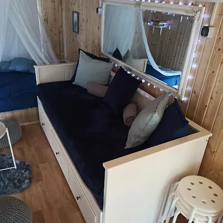 אתר קמפינג Maringotka Domov -tiny House Pecka